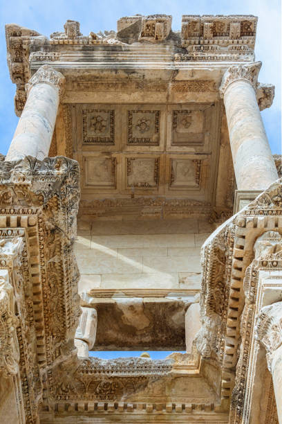 library of celsus in ancient ephesus. close up fragment of marble facade. corinthian order. vertical shot. october 25, 2023. selcuk (izmir), turkey - celsus zdjęcia i obrazy z banku zdjęć