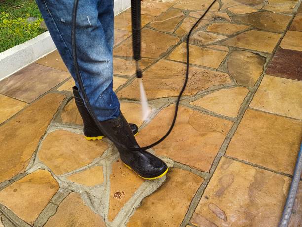 istock Floor High pressure cleaning with water jets 2033368532