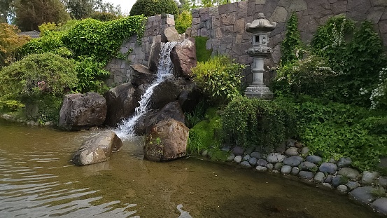 Pequeña parte del jardín japonés que se encuentra en el Cerro San Cristóbal. Consiste en la cascada y su flujo constante de agua con la finalidad de renovar tus energías