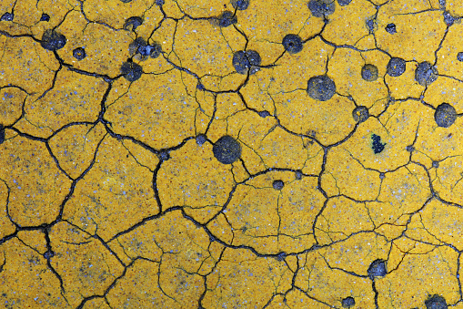 Yellow mottled pavement, vicissitudes of texture structure