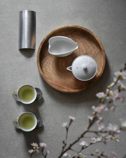 일본 sencha 녹차와 벚꽃을 곁들인 다도 도자기. - green tea cherry blossom china cup 뉴스 사진 이미지