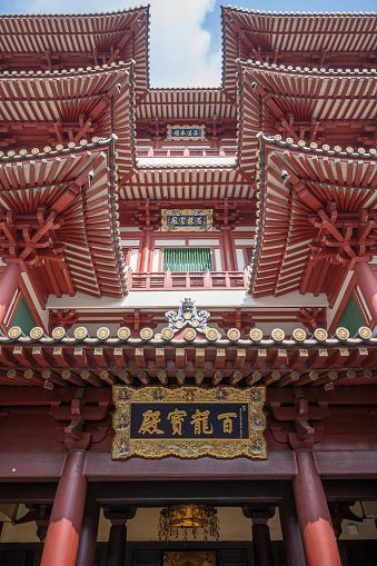 Buddha Tooth Relic Temple in Chinatown, Singapore. Translation: White Dragon Palace