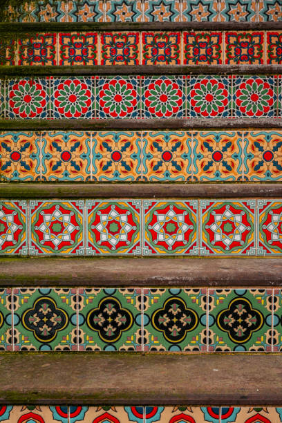 vertical de vibrantes degraus de madeira pintados em istambul, turquia - staircase steps istanbul turkey - fotografias e filmes do acervo