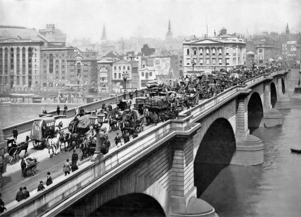london bridge rušný dopravními lidmi a koňmi vintage fotografie z 19. století - anglie fotky - stock snímky, obrázky a fotky