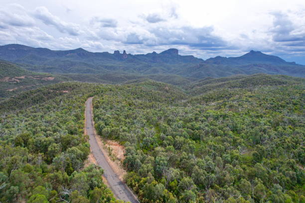 Rugged Australian outback in New South Wales Mountains and forests in Australian widlerness warrumbungle national park stock pictures, royalty-free photos & images