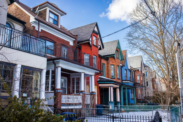 торонто, канада - разноцветные дома на улице торонто - 3391 стоковые фото и изображения