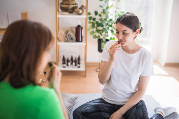 アロマセラピーオイルをテストする女性 - aromatherapy oil massage oil alternative therapy massaging ストックフォトと画像