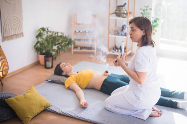 woman performing moxibustion on a patient - chinese medicine homeopathic medicine herbal medicine doctor fotografías e imágenes de stock