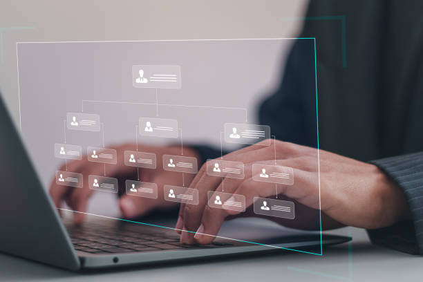 Businessman using laptop with workflow automation system with data diagram of the hierarchical structure of departments in business organization. Business workflow process management. hombre de negocios que usa una computadora portátil con un sistema de automatización del flujo de trabajo con diagrama de datos de la estructura jerárquica de los departamentos en la organización empresarial. gestión de procesos de flujo de trabajo em