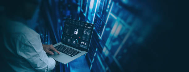 conceito de inovações de segurança cibernética computador engenheiro trabalhando com computador laptop mostrar ícone de cadeado no fundo de rede da sala de servidor moderna - crime de computação - fotografias e filmes do acervo