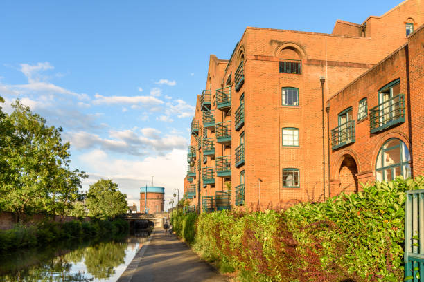 blocchi di appartamenti in mattoni lungo un canale al tramonto - residential structure chester england england sunset foto e immagini stock