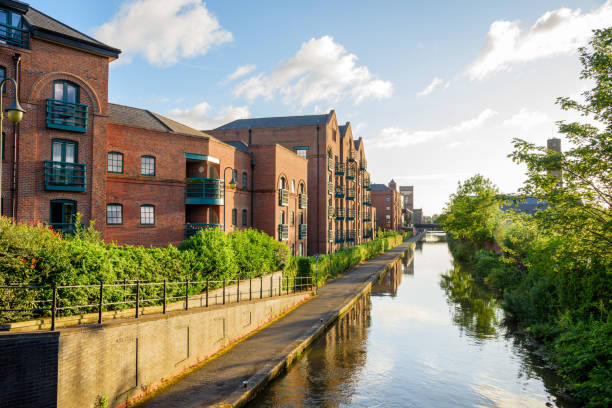 palazzine e magazzini ristrutturati lungo un canale al tramonto - residential structure chester england england sunset foto e immagini stock