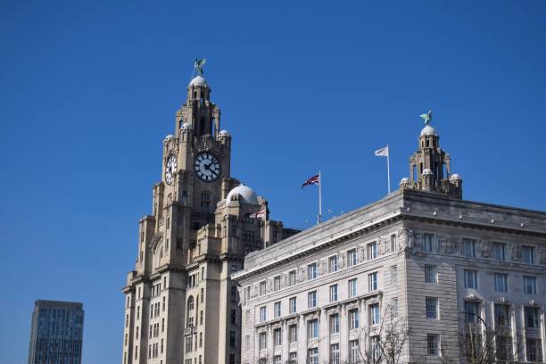 brytyjskie flagi powiewające na kultowych budynkach trzech gracji w liverpoolu - charyty zdjęcia i obrazy z banku zdjęć