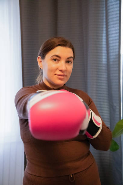 schöne frau mit boxhandschuhen, grauer hintergrund - adult isolated color image studio shot stock-fotos und bilder