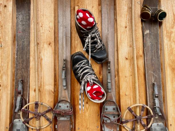 close up of old leather hiking boots and wooden skis on facade of mountain hut. alpine decor. - ski old wood pair fotografías e imágenes de stock