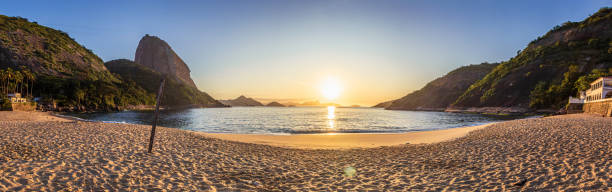 lever du soleil à praia vermelha - rio de janeiro - sugarloaf mountain flash photos et images de collection