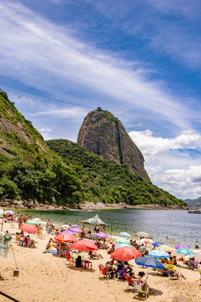 sunny day at praia vermelha (red beach) - rio de janeiro - urca imagens e fotografias de stock