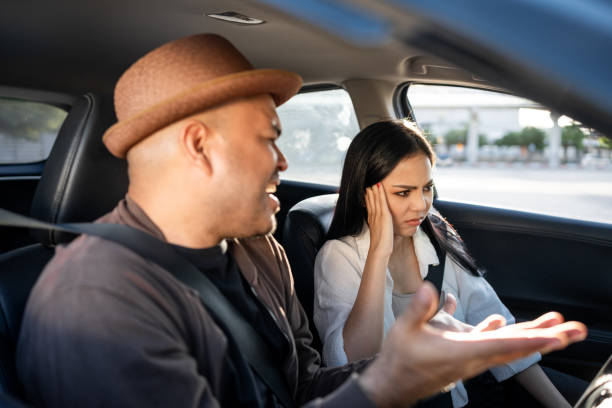 jovem casal asiático homem e mulher brigam no carro cara de raiva. problemas de relacionamento, conflitos no casamento. dirigir durante o trânsito na hora do rush sentindo-se sério e estressado discussão brigando gritos - accident taxi driving tourist - fotografias e filmes do acervo