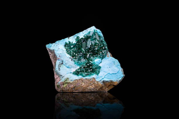 dioptasa verde en fotografía de plancheita azul aislada sobre fondo negro negro - crystallography fotografías e imágenes de stock