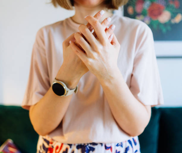 woman applying hand cream - mid adult women human skin neat good condition fotografías e imágenes de stock