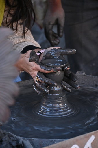 Pottery Square is not just a mere tourist attraction, but a truly authentic traditional potters' market that has its origins in the 16th century. In the 1970s, when tourists started to visit, the potters faced no difficulties in selling their crafts directly from the kilns.
