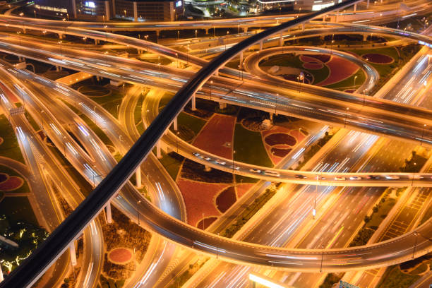 vista aérea del cruce de sheikh zayed road en el centro de dubái al atardecer, emiratos árabes unidos - light rail sheikh zayed road street united arab emirates fotografías e imágenes de stock