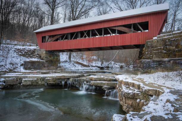 helmick mill covered bridge over island run river - run of the mill imagens e fotografias de stock