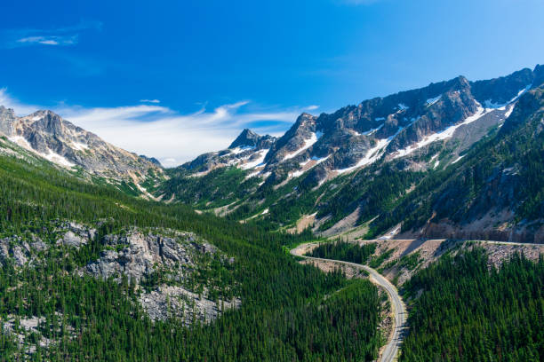 schöner nachmittagsblick auf den north cascades national park-komplex vom washington pass aus - north cascades national park washington state northern cascade range mountain pass stock-fotos und bilder