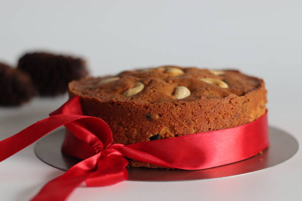 christmas fruit cake with rum-soaked raisins, as festive dessert is perfect for holiday parties and family gathering, featuring rich textures - fruitcake christmas cake cake raisin photos et images de collection