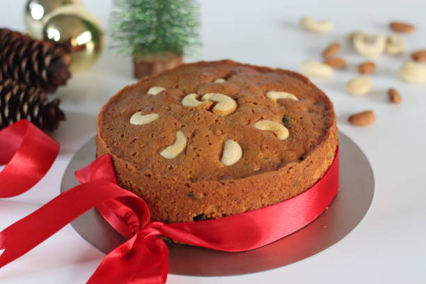 christmas fruit cake with rum-soaked raisins, as festive dessert is perfect for holiday parties and family gathering, featuring rich textures - fruitcake christmas cake cake raisin photos et images de collection