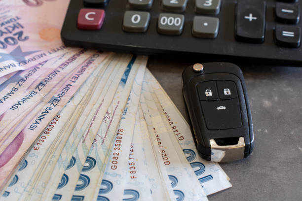 istock Car keys and Turkish lira. 2038073901
