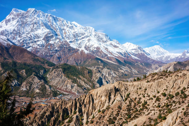la grandeur du massif de l’annapurna se dresse au-dessus de la vallée de manang - herm photos et images de collection