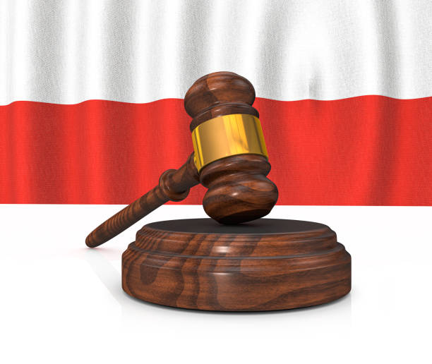 conceito de direito polonês - bandeira polonesa e gaze do juiz - currency gavel legal system human settlement - fotografias e filmes do acervo