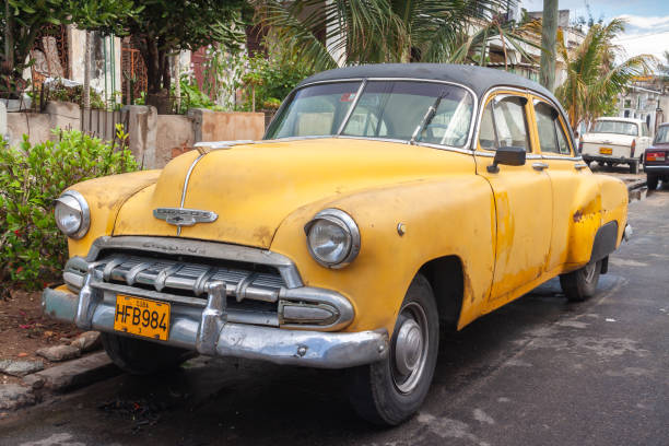 la havane, cuba - 12 avril 2010 : une vieille voiture américaine classique chevrolet jaune d’époque garée à la havane, cuba - cuba car chevrolet havana photos et images de collection