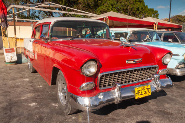 la havane, cuba - 13 avril 2010 : une voiture américaine classique chevrolet rouge vintage garée à la havane, cuba - cuba car chevrolet havana photos et images de collection