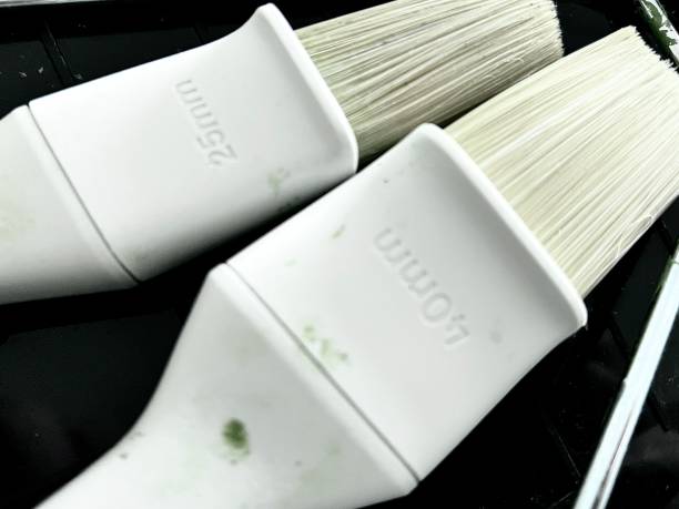istock 40mm and 25mm paint brushes 2038316504
