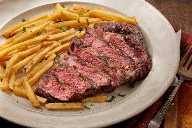 steak-frites - bifteck photos et images de collection