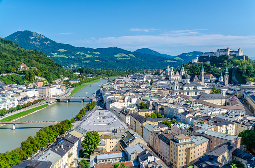 Panoramablick über die Altstadt von Salzburg und das Salzachtal an einem sonnigen Sommertag