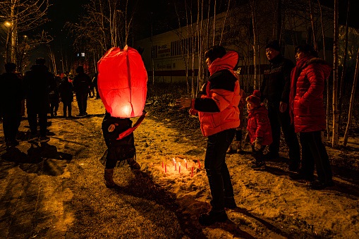 On February 24, 2024, Changchun, China, during the Lantern Festival on the 15th day of the first lunar month, people flocked to Wanshou Temple in Beihu, Changchun, making wishes as Kongming lanterns floated all over the sky and fireworks were bright.