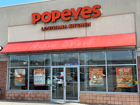 oshawa, canada, august 10 2023: a retail outlet of the american restaurant chain specialised in southern american spicy food popeyes