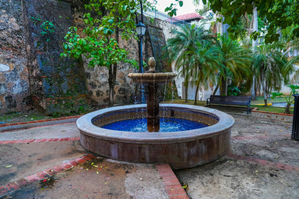 プエルトリコのオールドサンフアンの公園にある青いタイル張りの噴水 - fountain courtyard tile wall ストックフォトと画像
