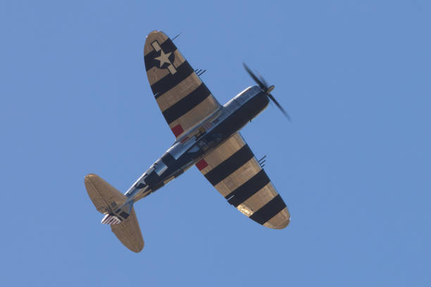 p-47g thunderbolt(제2차 세계 대전 미국 전투기)와 "invasion stripes"의 평면도 - p 47 thunderbolt 뉴스 사진 이미지