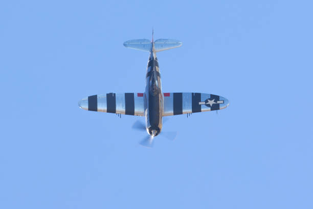 widok z góry na p-47g thunderbolt (amerykański samolot myśliwski z czasów ii wojny światowej) i jego "pasy inwazyjne" - p 47 thunderbolt zdjęcia i obrazy z banku zdjęć