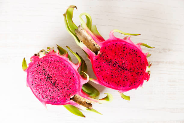 red dragon fruit on white wooden background. - 7651 imagens e fotografias de stock