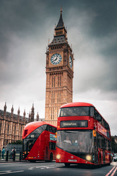 赤いバスが象徴的なタワーブリッジをナビゲートする間、観光客は写真�を撮ります。 - ロンドンファッションウィーク ストックフォトと画像
