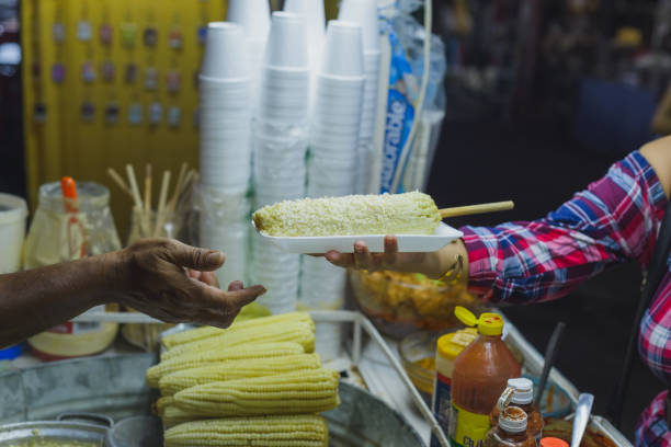 stand di mais bollito, tipico street food messicano. bancarella di cibo. - corn on the cob corn cooked boiled foto e immagini stock