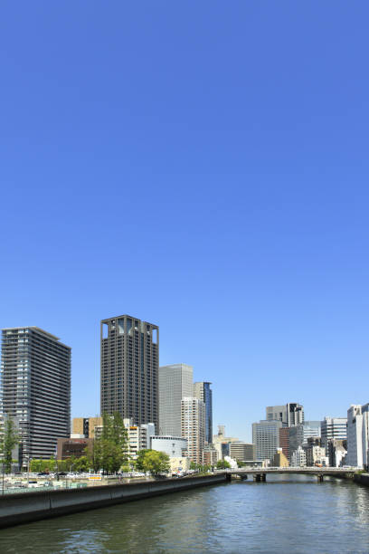 An area of high-rise buildings lined up along the Tosabori River. A city-like streetscape. There are walking paths and water terraces running from the upper reaches of Chikuzen Bridge to Nakanoshima Park, making it a popular place for people working in the office district to relax.