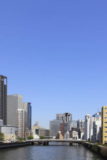 An area of high-rise buildings lined up along the Tosabori River. A city-like streetscape. There are walking paths and water terraces running from the upper reaches of Chikuzen Bridge to Nakanoshima Park, making it a popular place for people working in the office district to relax.