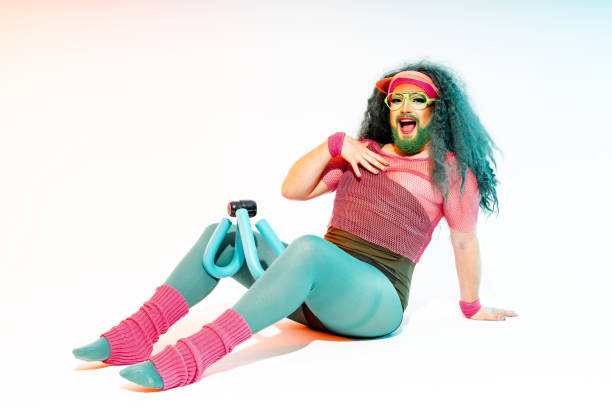 tętniąca życiem drag queen ćwicząca w stroju sportowym w stylu retro z lat 80. w warunkach studyjnych - nostalgia joy laughing wellbeing zdjęcia i obrazy z banku zdjęć