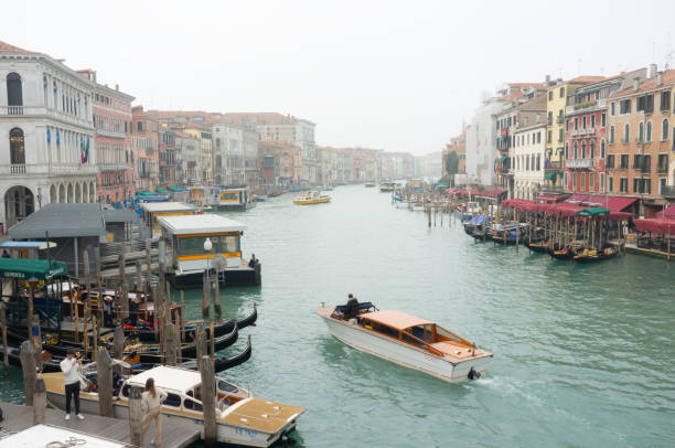 the grand canal from the rialto bridge, venice, italy - building exterior italy public transportation architecture стоковые фото и изображения